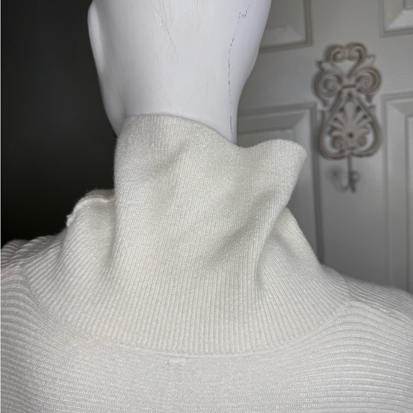 Curvy Cream Turtle neck sweater size extra small oversized. - Picture 7 of 14